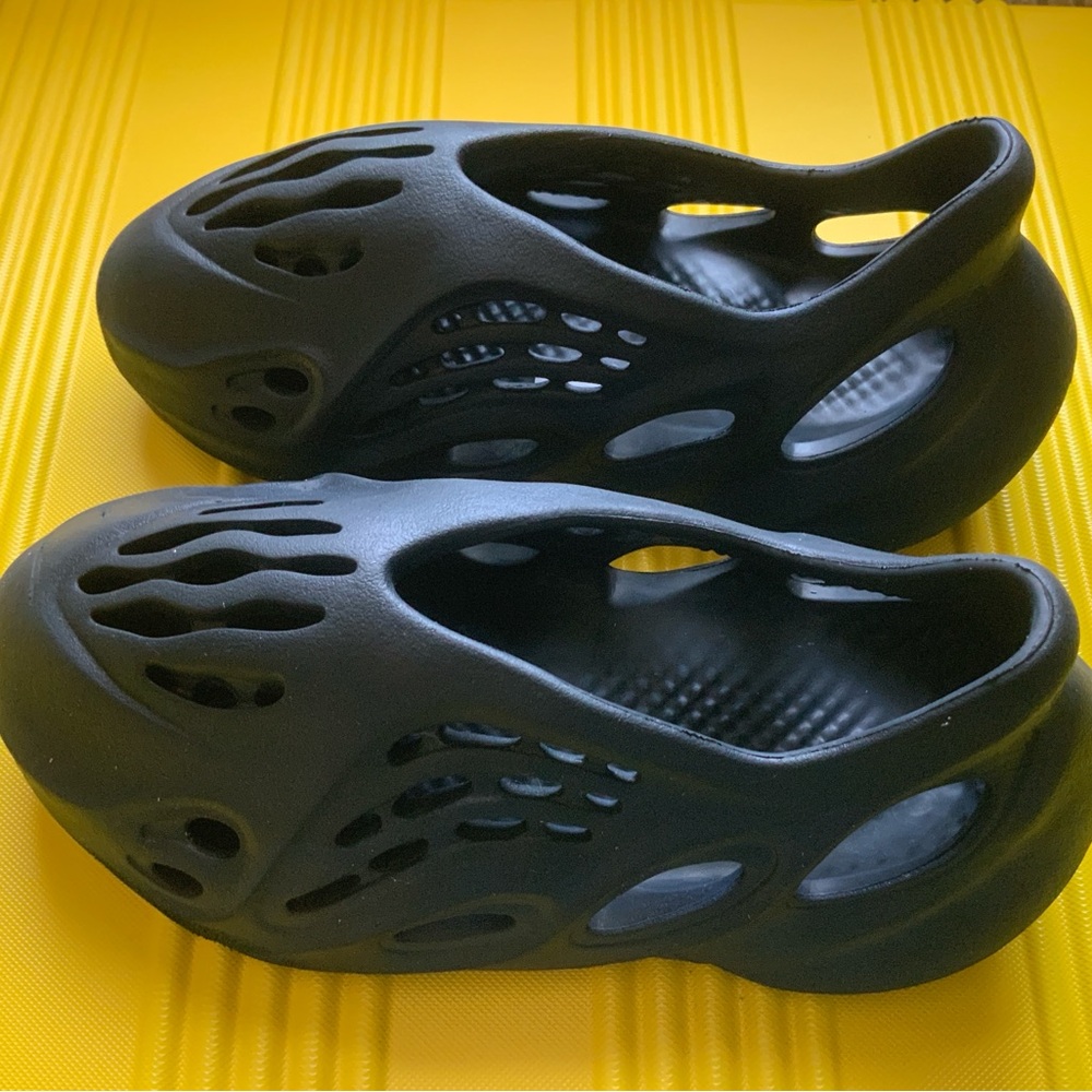 Yeezy Foam Runner. Pre own and in good condition. Unisex design for outdoor. Sz5